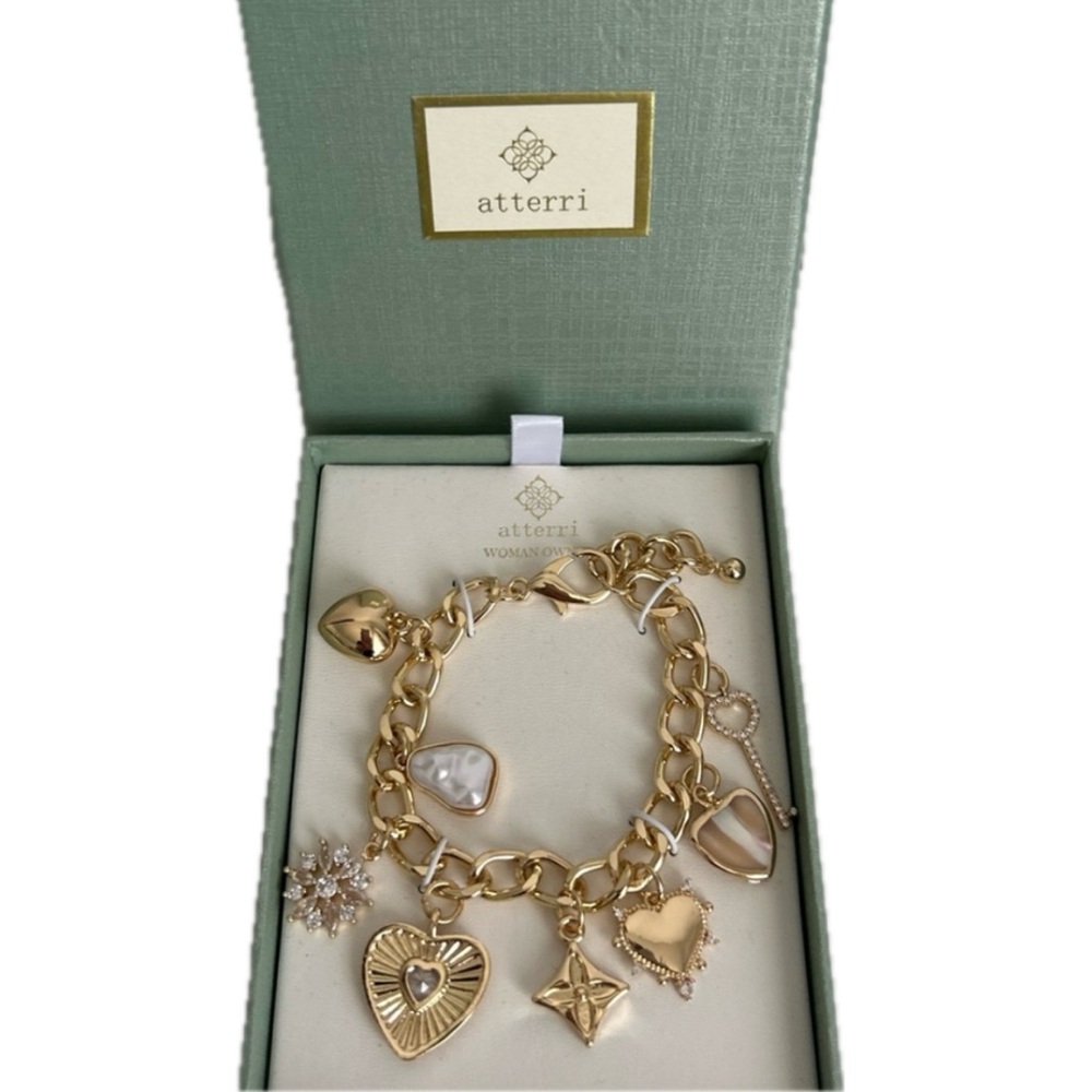 NWT ⚜️🤍⚜️ ATTERRI Cubic Zirconia & Genuine Shell Charm Pearl Bracelet - Picture 2 of 5